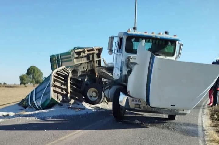 Volcadura de tracto camión bloquea carretera a Tlachichuca 