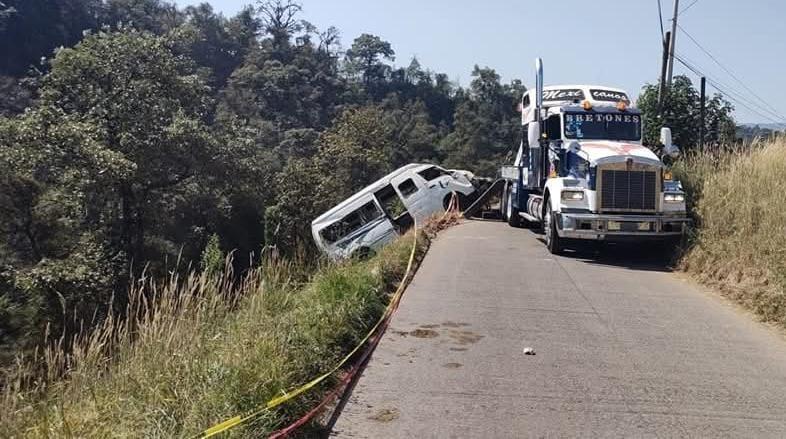 Combi de la línea Urbanos Verdes en Teziutlán se va a barranco 