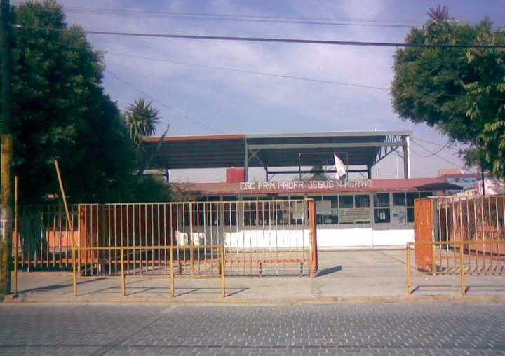 Se manifiestan padres de familia de primaria Merino en Tepeaca frente al CORDE