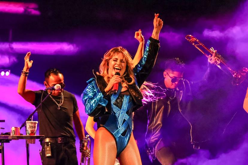 María José le cantó a las Mamás en el Recinto ferial de Tlaxcala 