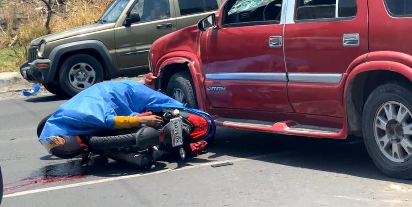 Muere motociclista al ser arrollado por camioneta en Izúcar