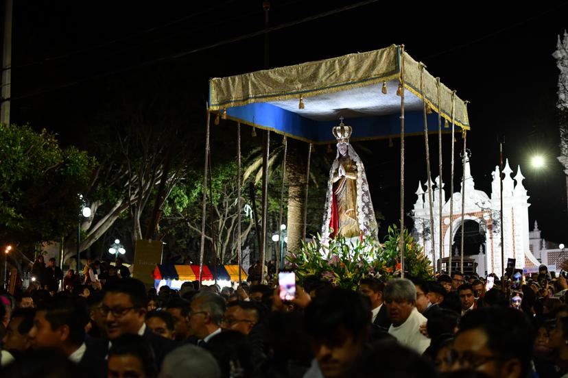 La Virgen de Ocotlán recorre las calles de Tlaxcala, en compañía de cientos de fieles 