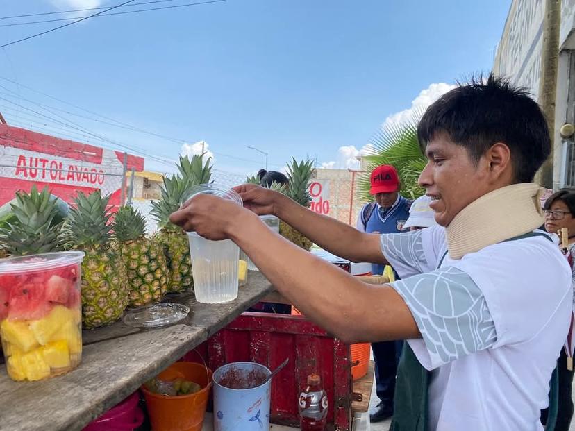 El joven Misael Galván El Piñas regresa a vender sus frutas en Tehuacán