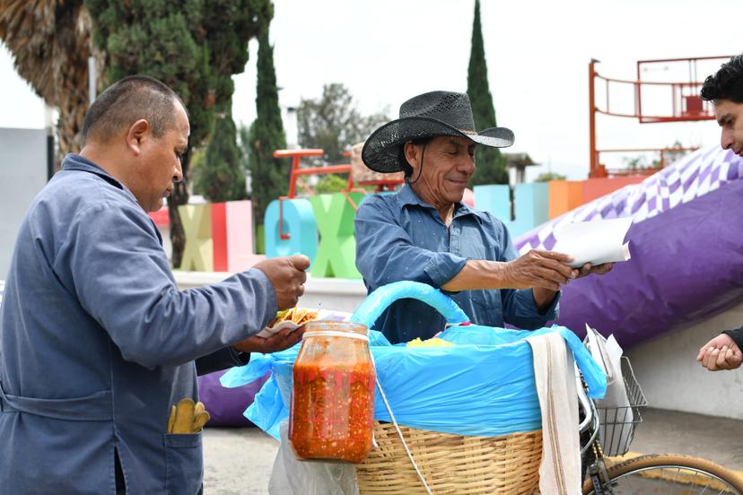 Roberto Flores, 40 años de historia en la venta de tacos de canasta