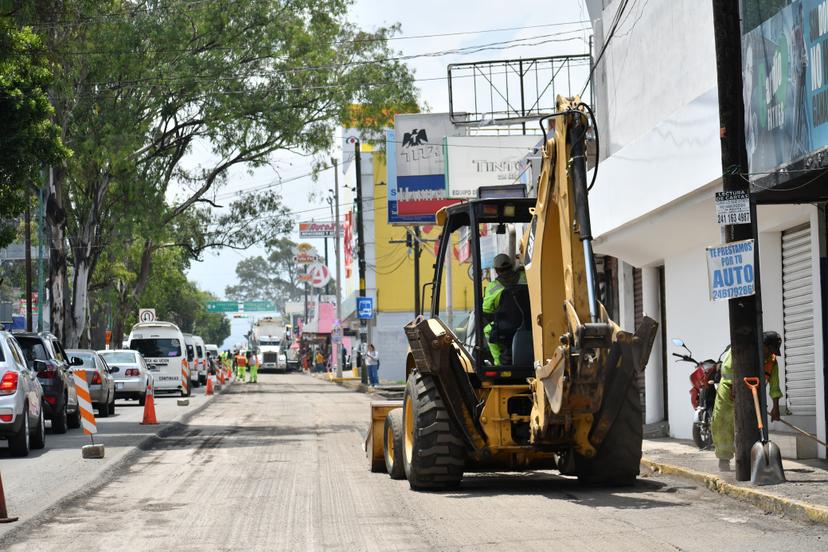 Caos vial por trabajos de reencarpetamiento en la carretera Tlaxcala-Chiautempan