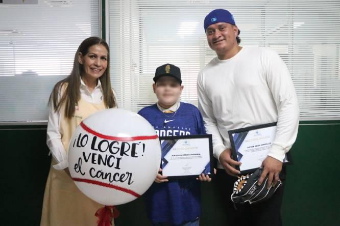 Jonathan vence a la leucemia y toma la campana con y jugador de los Dodgers lo visita