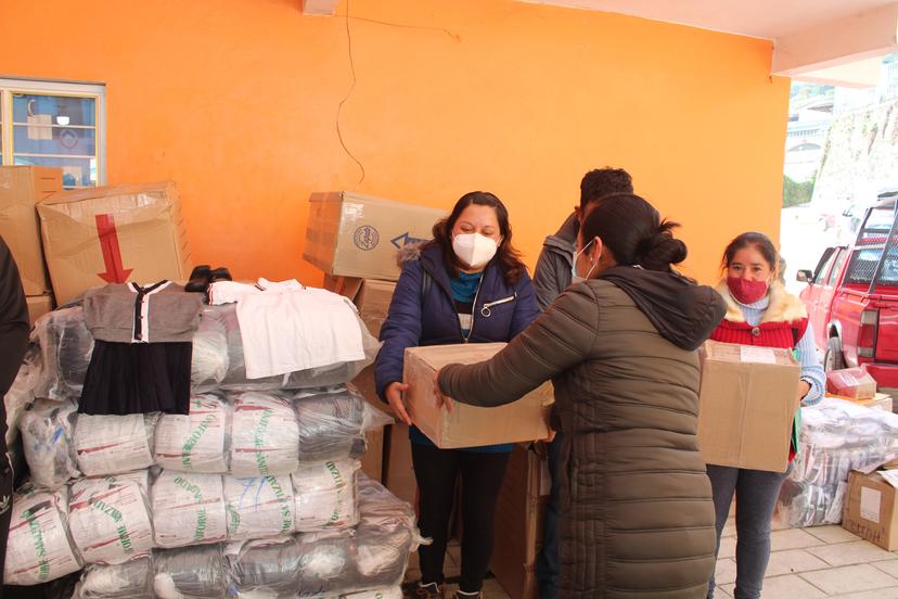 Entregan uniformes y calzado en escuelas de Huitzilan