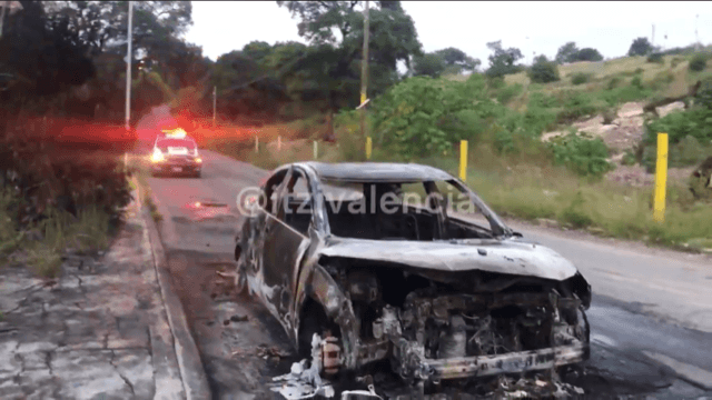 Queman camioneta frente a conjunto habitacional en Puebla