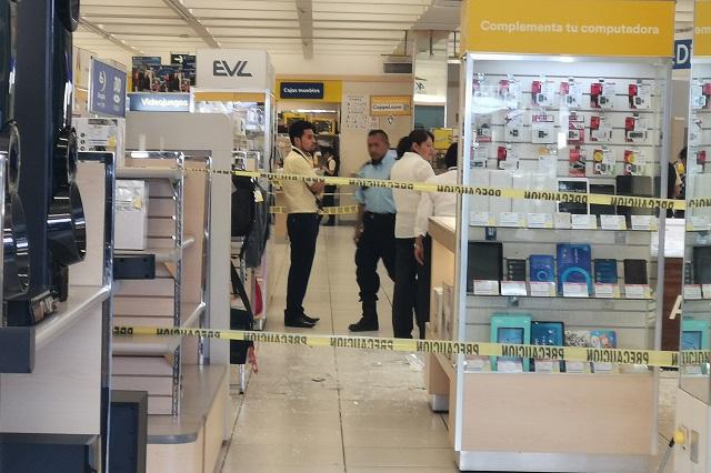 A mano armada, roban un centenar de celulares en Coppel de Amozoc