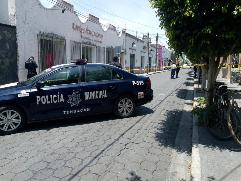 En el centro de Tehuacán, entre cuatro balean camioneta blindada