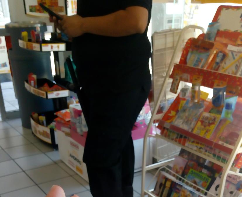 Contratan seguridad privada para tiendas Oxxo ante asaltos