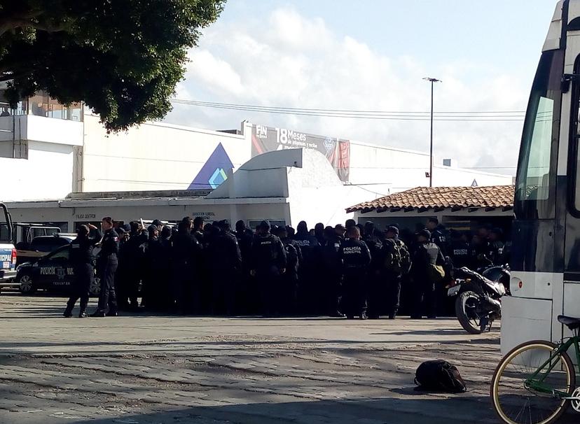 Policías jalonean a nuevo mando y exigen su cambio en Tehuacán 