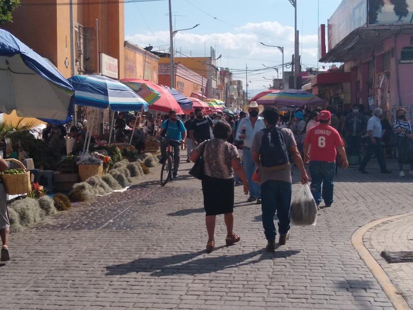 Comercio desborda centro de Tehuacán, son foco de riesgo: ciudadanos