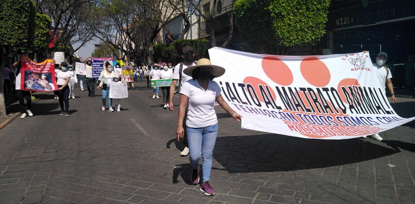 Rechazan inclusión depeleas de gallos en Feria de Tehuacán