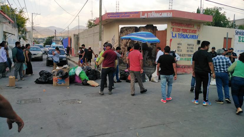 Vecinos de Tehuacán insisten en bloqueo de calles con basura