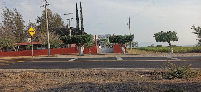 Padres de familia de telesecundaria de Rijo amagan con cerrar carretera en Tilapa