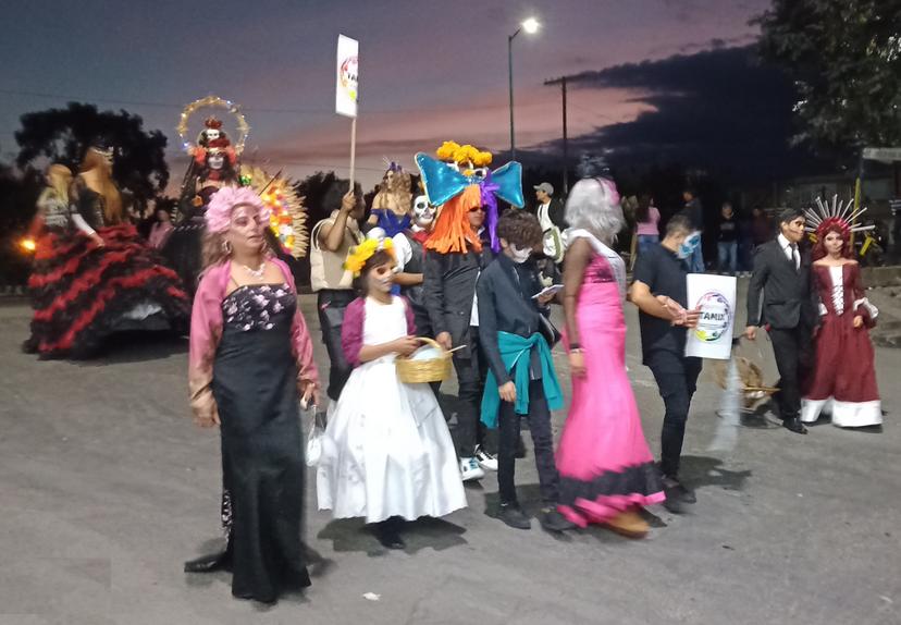 Desfile de catrinas concentra a decenas de participantes en Texmelucan