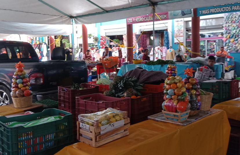 Reubican en la calle a locatarios por obras en mercado de Texmelucan