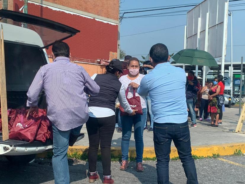 Sin respetar la Sana Distancia entrega despensas SMDIF Puebla