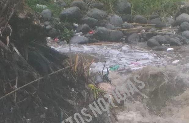 Flotando en el río de Tepeojuma aparece cuerpo de un hombre