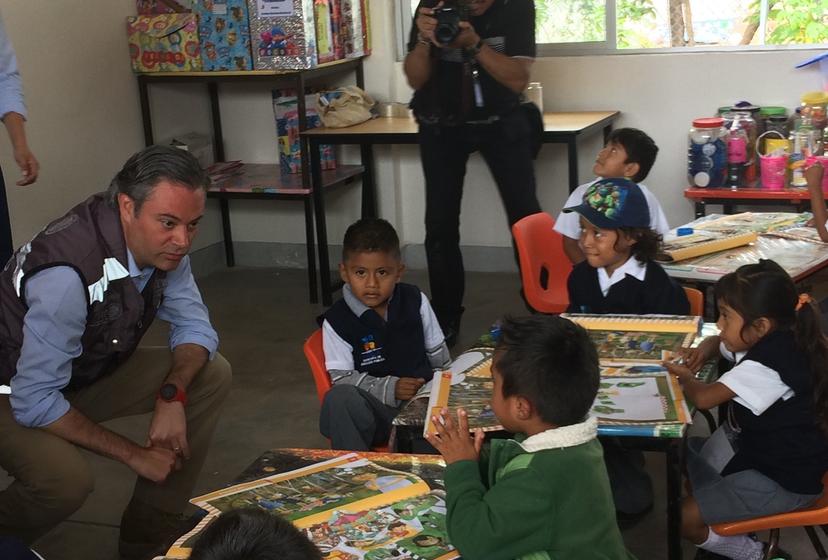 Nuño y Gali dan banderazo de reinicio de clases en la Mixteca