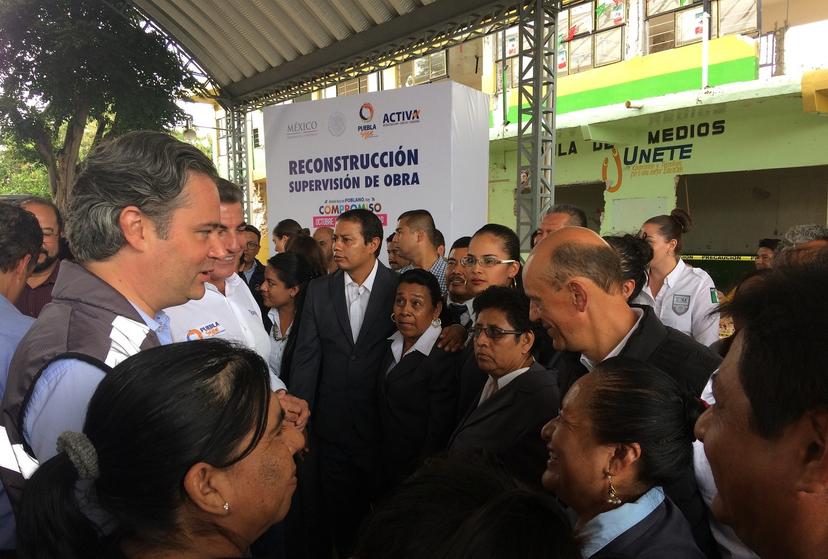 Nuño y Gali dan banderazo de reinicio de clases en la Mixteca