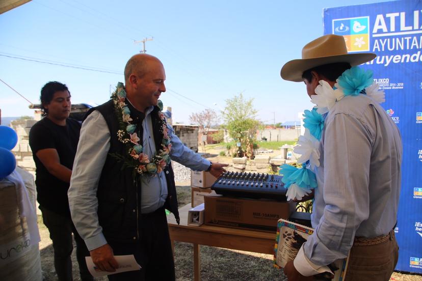 Galeazzi entrega en Atlixco obras educativas y agrícolas