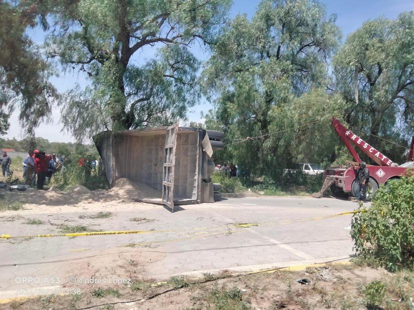 Pierde la vida conductor al volcar camión de volteo en Tecamachalco