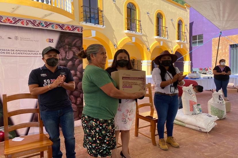 Entregan apoyos para cafeticultura en Sierra Negra