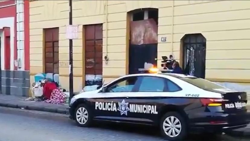 VIDEO Sobrino deja en la calle a su anciana tía en Barrio de la Luz