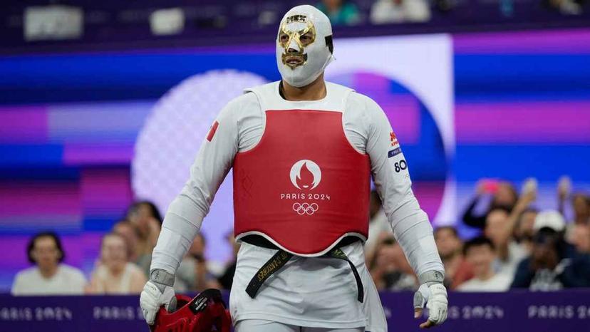 A lo mexicano, Carlos Sansores debuta con máscara de luchador en París 2024