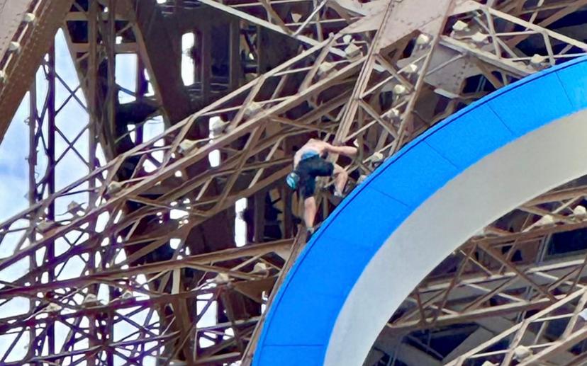 Hombre escala Torre Eiffel y la evacúan previo a clausura olímpica 