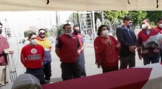 VIDEO Reaparece en público Karina Pérez Popoca tras cirugía en ligamentos