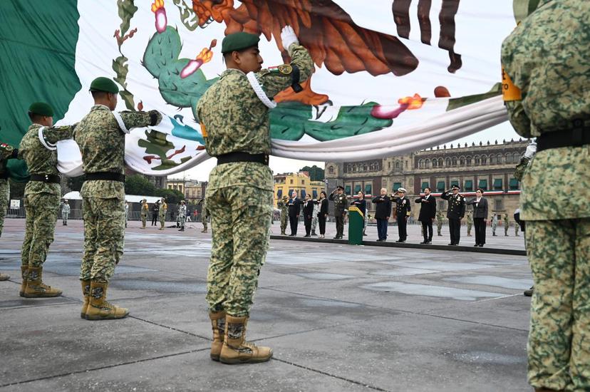 AMLO iza bandera a media asta en memoria de víctimas de sismos