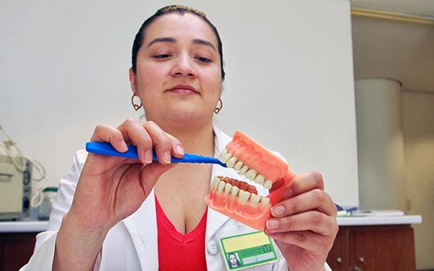 Limpia dientes y boca para prevenir afectaciones ante Covid-19: IMSS