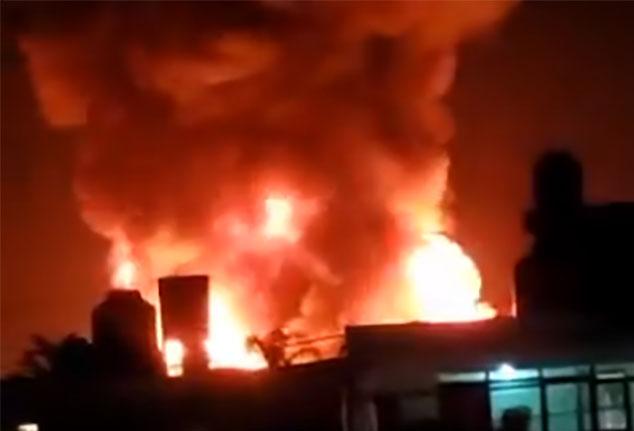 VIDEO Por incendio en fábrica de cosméticos se consume zona industrial CIVAC en Morelos