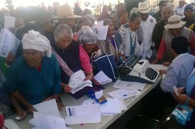 Reclaman faltante de 300 tarjetas de INAPAM en Atlixco