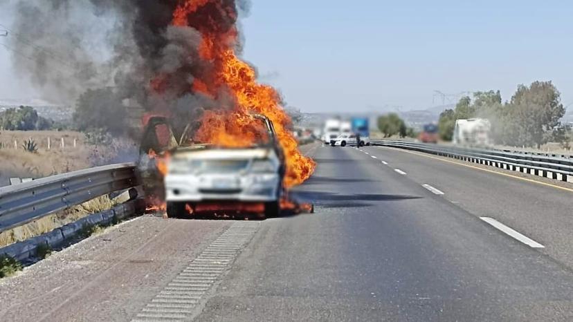 Incendio de vehículo genera cierre en la autopista Puebla-Orizaba