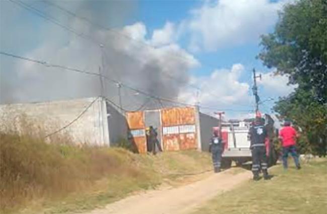 Se registra incendio dentro de terreno en Texmelucan