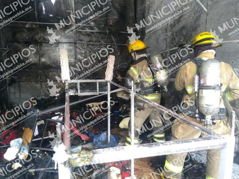 Bomberos sofocan incendio en central camionera de Texmelucan