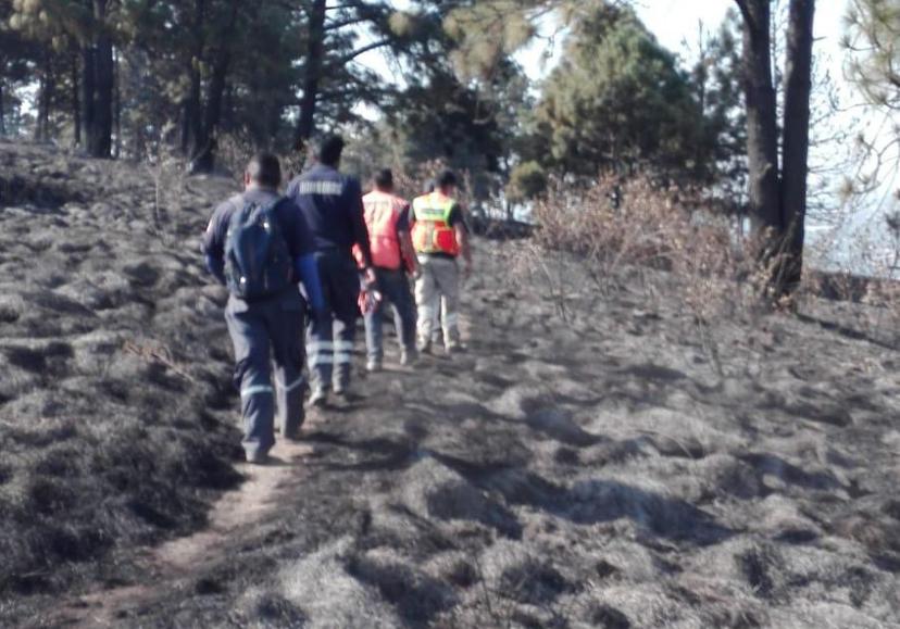 Bomberos de San Pedro Cholula y Conafor, sofocan incendio en cerro Zapotecas