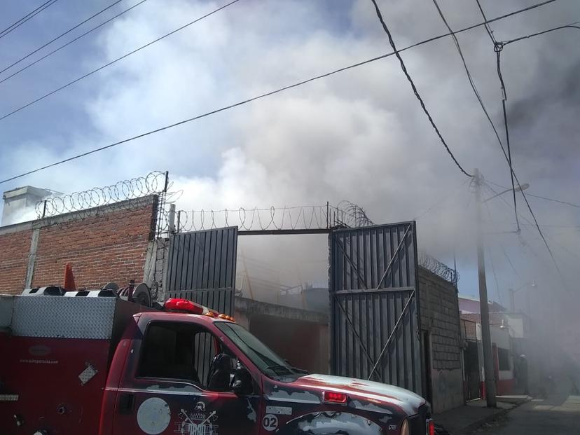 Bomberos de Texmelucan sofocan incendio en lavandería de mezclilla