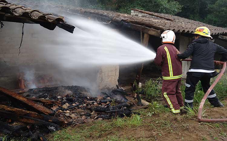 Bomberos sofocan incendio en bodega de Zacapoaxtla