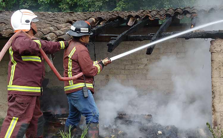 Bomberos sofocan incendio en bodega de Zacapoaxtla