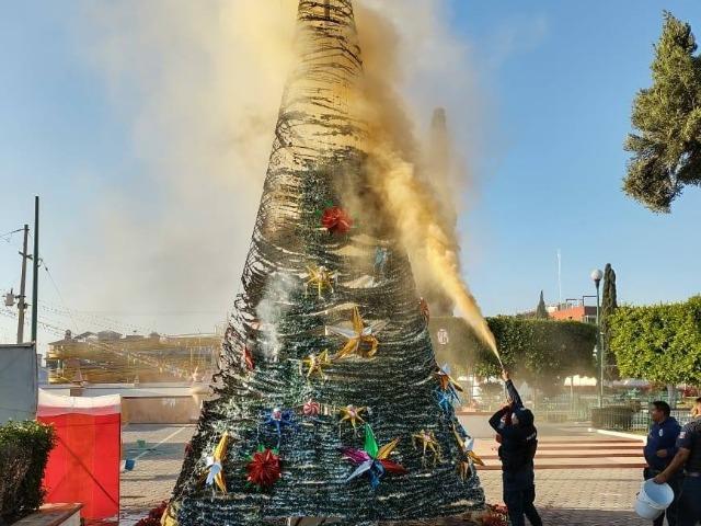 Se incendia Árbol de Navidad de Cuapiaxtla de Madero