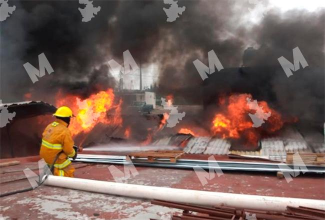 Fuego consume bodega de químicos en San Pedro Cholula