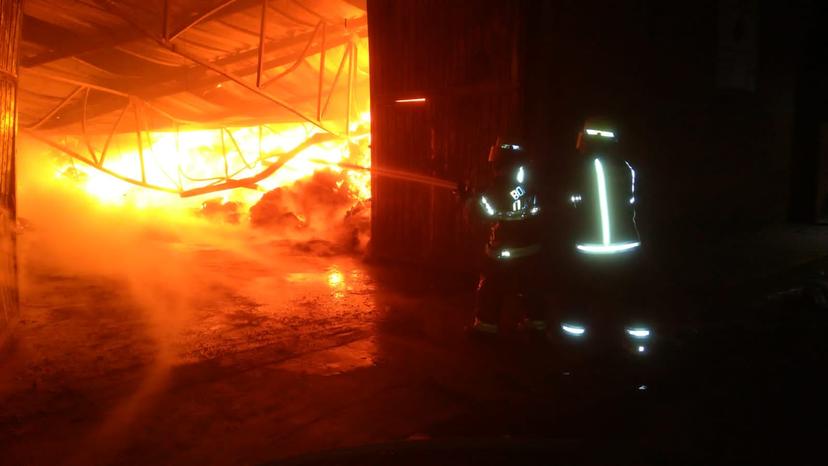 Incendio consume fábrica Textiles Sandoval en Xicohtzinco