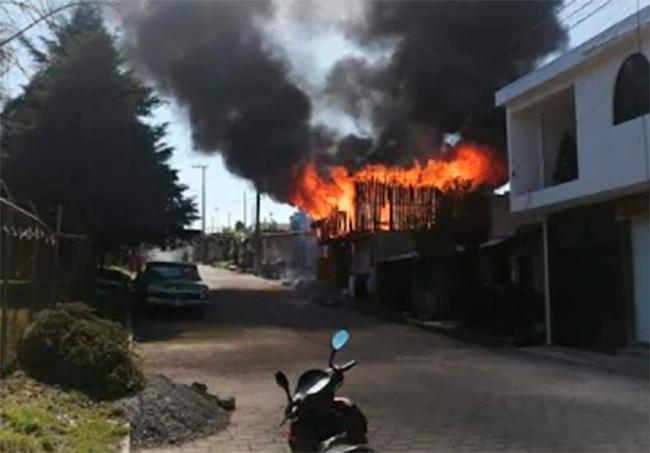 Fuerte incendio consume vivienda en Huauchinango 