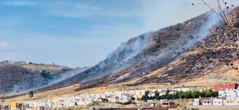 Se incendian dos cerros en los alrededores de la autopista Siglo XXI