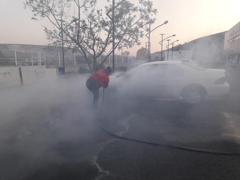 Se incendia vehículo fuera del Hospital General de Tecamachalco